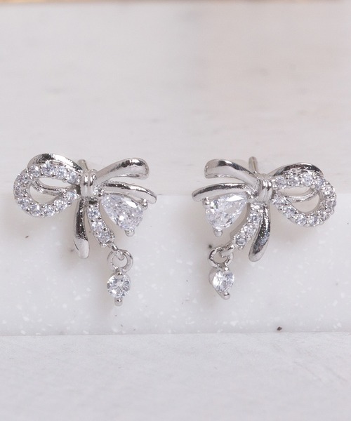 Peony（ピオニー）の「【Peony/ピオニー】デザインリボン　ラインストーンミックスピアス（ピアス（両耳用）・レディース・シルバー/ゴールド・FREE）」の2枚目の写真