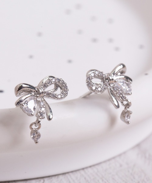 Peony（ピオニー）の「【Peony/ピオニー】デザインリボン　ラインストーンミックスピアス（ピアス（両耳用）・レディース・シルバー/ゴールド・FREE）」の3枚目の写真