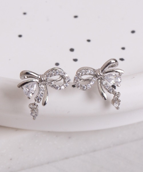 Peony（ピオニー）の「【Peony/ピオニー】デザインリボン　ラインストーンミックスピアス（ピアス（両耳用）・レディース・シルバー/ゴールド・FREE）」の5枚目の写真