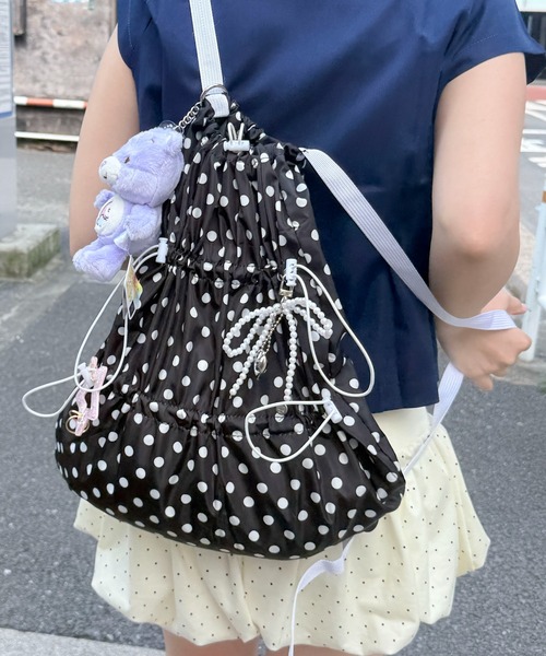 pyornim(ピョルニム)の「【軽量】ドット柄 ドロスト ギャザーデザイン 巾着 ナップサック(バックパック/リュック・レディース・ホワイト/ブラック・F)」の2枚目の写真