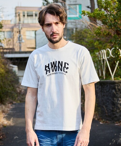HIDEAWAYS NICOLE(ハイダウェイニコル)の「ピグメント加工ロゴプリント半袖Tシャツ(Tシャツ/カットソー・メンズ・チャコールグレー/ホワイト・M/XL/L)」の1枚目の写真