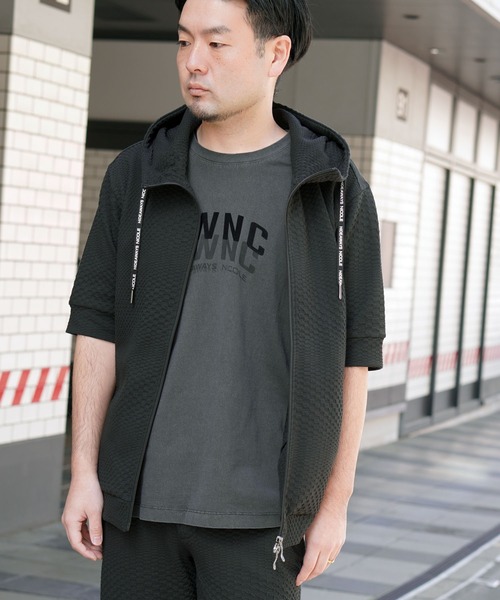 HIDEAWAYS NICOLE(ハイダウェイニコル)の「ピグメント加工ロゴプリント半袖Tシャツ(Tシャツ/カットソー・メンズ・チャコールグレー/ホワイト・M/XL/L)」の18枚目の写真