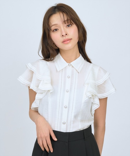 AND COUTURE(アンドクチュール)の「ラッフルスリーブシャツブラウス(シャツ/ブラウス・レディース・グリーン/オフホワイト/ブルー・FREE)」の1枚目の写真