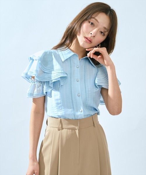 AND COUTURE(アンドクチュール)の「ラッフルスリーブシャツブラウス(シャツ/ブラウス・レディース・グリーン/オフホワイト/ブルー・FREE)」の3枚目の写真