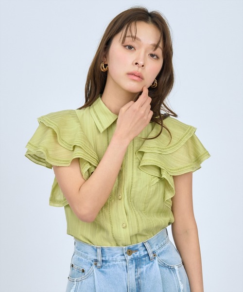 AND COUTURE(アンドクチュール)の「ラッフルスリーブシャツブラウス(シャツ/ブラウス・レディース・グリーン/オフホワイト/ブルー・FREE)」の2枚目の写真