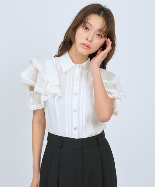 AND COUTURE(アンドクチュール)の「ラッフルスリーブシャツブラウス(シャツ/ブラウス・レディース・グリーン/オフホワイト/ブルー・FREE)」の9枚目の写真