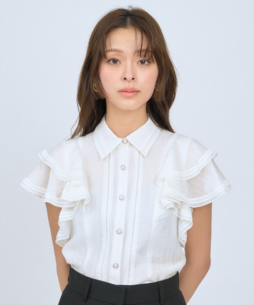 AND COUTURE(アンドクチュール)の「ラッフルスリーブシャツブラウス(シャツ/ブラウス・レディース・グリーン/オフホワイト/ブルー・FREE)」の6枚目の写真