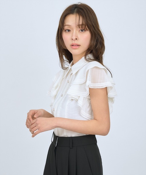 AND COUTURE(アンドクチュール)の「ラッフルスリーブシャツブラウス(シャツ/ブラウス・レディース・グリーン/オフホワイト/ブルー・FREE)」の5枚目の写真
