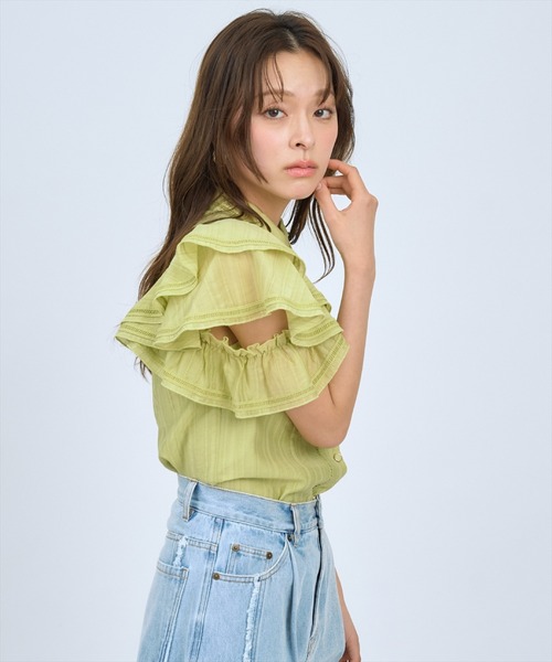 AND COUTURE(アンドクチュール)の「ラッフルスリーブシャツブラウス(シャツ/ブラウス・レディース・グリーン/オフホワイト/ブルー・FREE)」の11枚目の写真