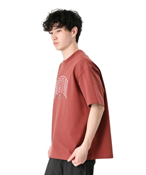 NEW BALANCE(ニューバランス)の「エンブロイダリードNBショートスリーブTシャツ(Tシャツ/カットソー・メンズ・レンガ・SMALL/MEDIUM/LARGE/X-LARGE/XX-LARGE)」の2枚目の写真