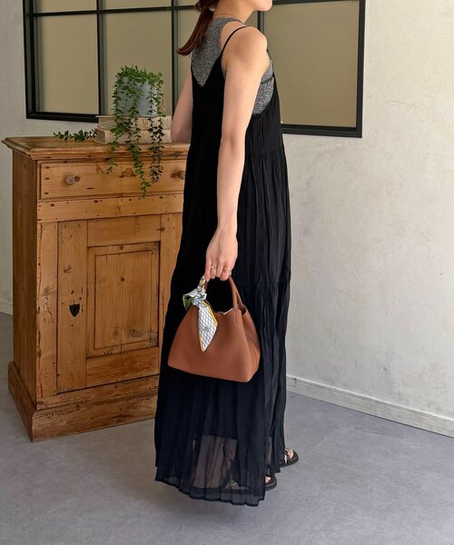 Thevon(ゼボン)の「ワッシャープリーツキャミワンピース(ワンピース・レディース・ブラック/サックスブルー/ブラック系その他2/ブラウン・FREE)」の8枚目の写真