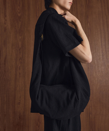 TNGT（ティーエヌジーティー）の「Kinoshita Seersucker Tabito Bag (Black) TNBA6E200BK（メッセンジャーバッグ）」