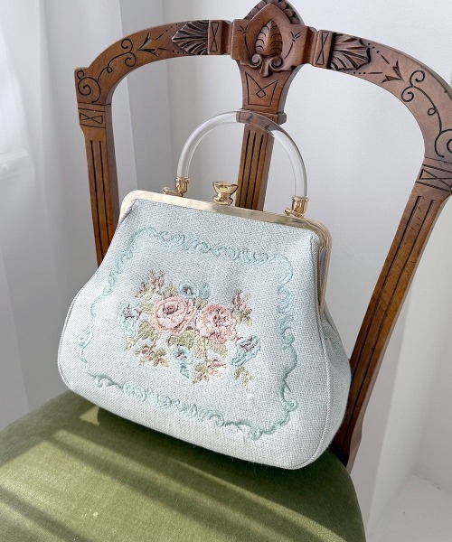 an another angelus(アンアナザーアンジェラス)の「クリアハンドルローズ刺繍がま口バッグ(ハンドバッグ・レディース・アイボリー/ライトブルー・FREE)」の2枚目の写真