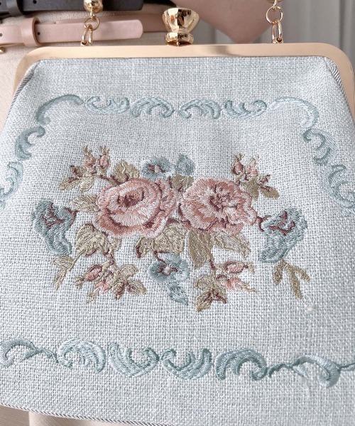 an another angelus(アンアナザーアンジェラス)の「クリアハンドルローズ刺繍がま口バッグ(ハンドバッグ・レディース・アイボリー/ライトブルー・FREE)」の7枚目の写真