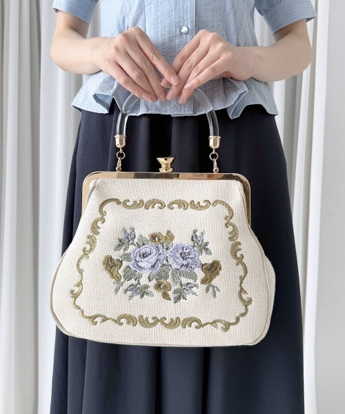 an another angelus(アンアナザーアンジェラス)の「クリアハンドルローズ刺繍がま口バッグ(ハンドバッグ・レディース・アイボリー/ライトブルー・FREE)」の3枚目の写真