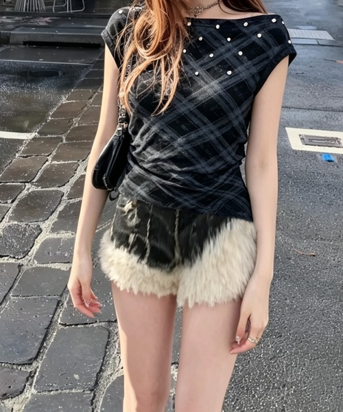 Chiina(チーナ)の「【Chiina】スタッズデザインチェックトップス(Tシャツ/カットソー・レディース・ブラック/グレー/ブラウン/ライトイエロー/ホワイト・FREE)」の2枚目の写真