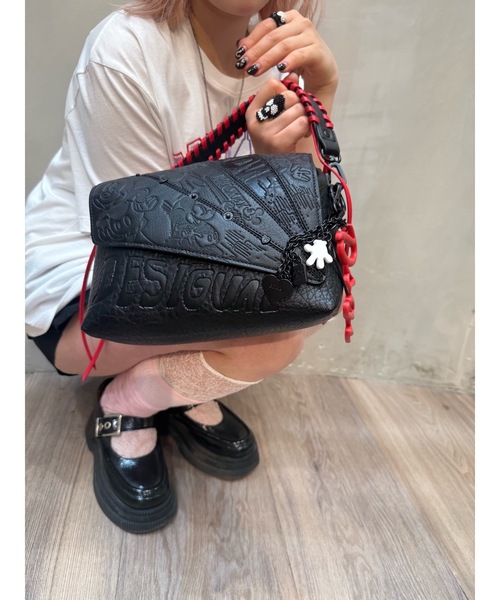 Desigual(デシグアル)の「Disney Embossed Flap Handbag/ディズニー エンボス フラップハンドバッグ 黒(ハンドバッグ・レディース・ブラック・FREE)」の2枚目の写真