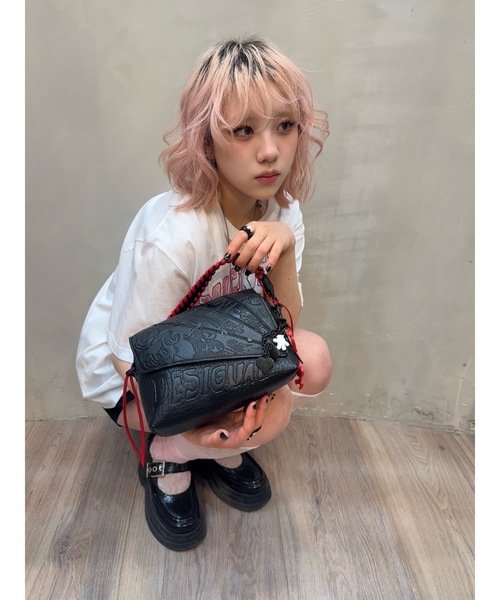 Desigual(デシグアル)の「Disney Embossed Flap Handbag/ディズニー エンボス フラップハンドバッグ 黒(ハンドバッグ・レディース・ブラック・FREE)」の4枚目の写真