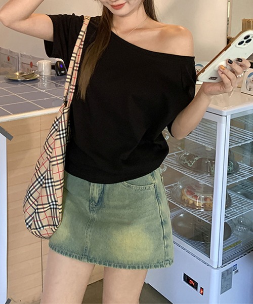 2ly2(トゥーリートゥー)の「ゆったりシルエット◎抜け感オフショルトップス(Tシャツ/カットソー・レディース・ブラック/ネイビー/イエロー・FREE)」の6枚目の写真