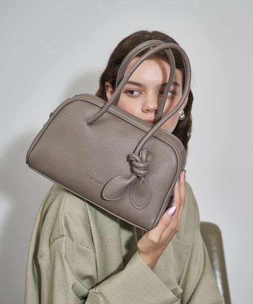 THE YOn(ザヨン)の「ノットストラップミニボストンバッグ(ショルダーバッグ・レディース・グレイッシュベージュ/ブラウン/キャメル/ブラック・FREE)」の3枚目の写真