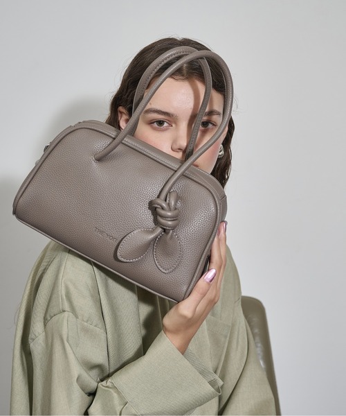 THE YOn(ザヨン)の「ノットストラップミニボストンバッグ(ショルダーバッグ・レディース・グレイッシュベージュ/ブラウン/キャメル/ブラック・FREE)」の11枚目の写真