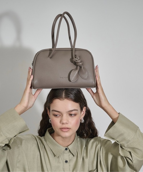 THE YOn(ザヨン)の「ノットストラップミニボストンバッグ(ショルダーバッグ・レディース・グレイッシュベージュ/ブラウン/キャメル/ブラック・FREE)」の5枚目の写真