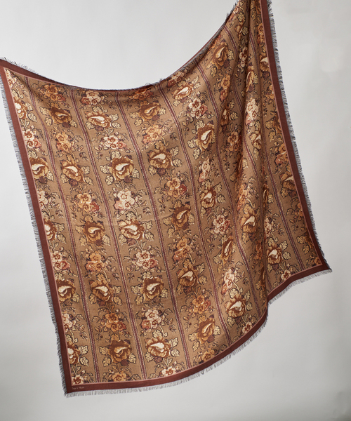 VERMEIL par iena(ヴェルメイユパーイエナ)の「Tapis Noir タピス ノワール Wool Large Gala スカーフ(バンダナ/スカーフ・レディース・A・FREE)」の4枚目の写真