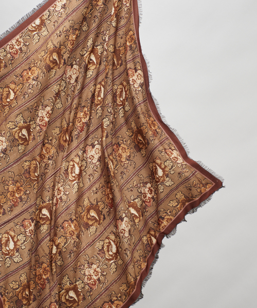 VERMEIL par iena(ヴェルメイユパーイエナ)の「Tapis Noir タピス ノワール Wool Large Gala スカーフ(バンダナ/スカーフ・レディース・A・FREE)」の5枚目の写真