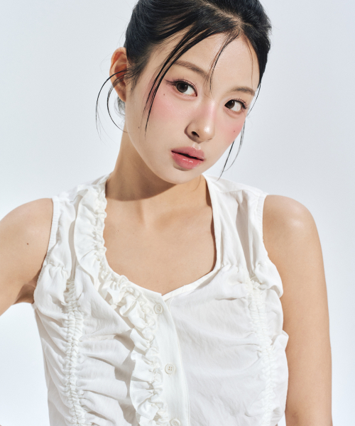 ZEROPLANET（ゼロプラネット）の「イリスフリルスリーブレスブラウス ホワイト（シャツ/ブラウス・レディース・その他・SMALL/MEDIUM）」の2枚目の写真