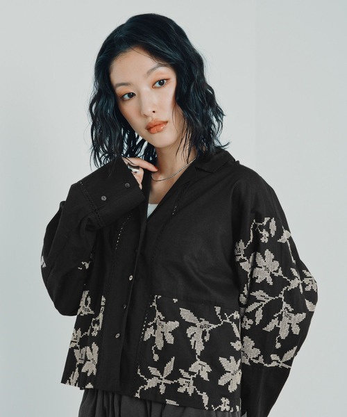 LEPSIM（レプシィム）の「ドッキングクロスステッチシャツ　1023554（シャツ/ブラウス・レディース・ブラウン/ブラック/アイボリー・FREE）」の2枚目の写真