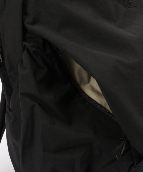 THE NORTH FACE(ザノースフェイス)の「【THE NORTH FACE/ ザノースフェイス】 Ficus Pack(クラッチバッグ・レディース・ブラック/アイボリー・FREE)」の16枚目の写真