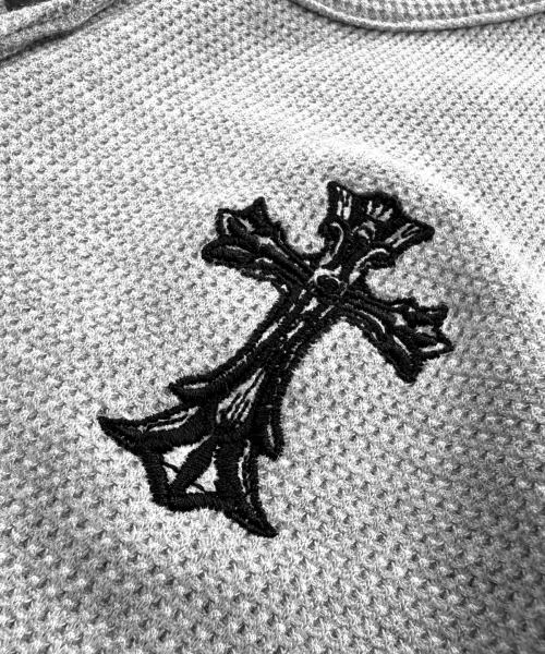 DAMISH(ダミシュ)の「クロス刺繍ワッフルヘンリーネック_グレー(Tシャツ/カットソー・レディース・ライトグレー・OS)」の3枚目の写真