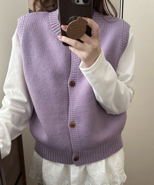 Beststore(ベストストア)の「【こなれ感演出】前開き ウッドボタン ニットベスト (全8色)(ベスト・レディース・ネイビー/ブルー/グリーン/アイボリー/グレー/レッド/ライトイエロー/パープル・FREE)」の7枚目の写真