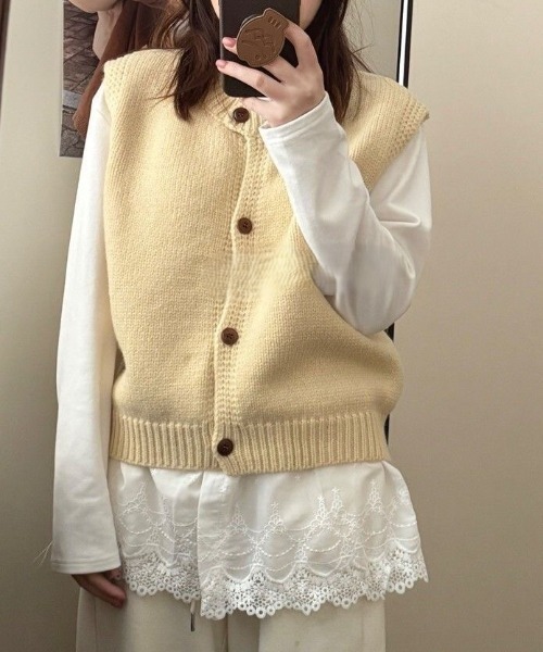 Beststore(ベストストア)の「【こなれ感演出】前開き ウッドボタン ニットベスト (全8色)(ベスト・レディース・ネイビー/ブルー/グリーン/アイボリー/グレー/レッド/ライトイエロー/パープル・FREE)」の8枚目の写真