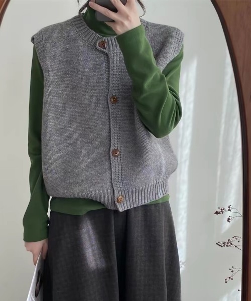 Beststore(ベストストア)の「【こなれ感演出】前開き ウッドボタン ニットベスト (全8色)(ベスト・レディース・ネイビー/ブルー/グリーン/アイボリー/グレー/レッド/ライトイエロー/パープル・FREE)」の3枚目の写真