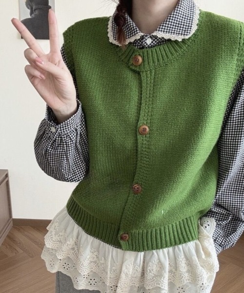 Beststore(ベストストア)の「【こなれ感演出】前開き ウッドボタン ニットベスト (全8色)(ベスト・レディース・ネイビー/ブルー/グリーン/アイボリー/グレー/レッド/ライトイエロー/パープル・FREE)」の4枚目の写真