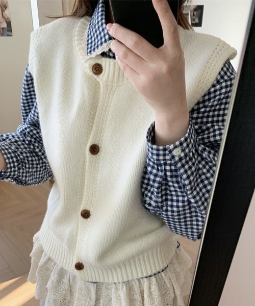 Beststore(ベストストア)の「【こなれ感演出】前開き ウッドボタン ニットベスト (全8色)(ベスト・レディース・ネイビー/ブルー/グリーン/アイボリー/グレー/レッド/ライトイエロー/パープル・FREE)」の12枚目の写真