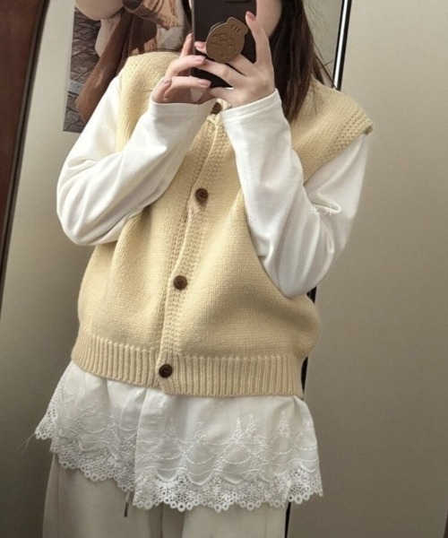 Beststore(ベストストア)の「【こなれ感演出】前開き ウッドボタン ニットベスト (全8色)(ベスト・レディース・ネイビー/ブルー/グリーン/アイボリー/グレー/レッド/ライトイエロー/パープル・FREE)」の13枚目の写真