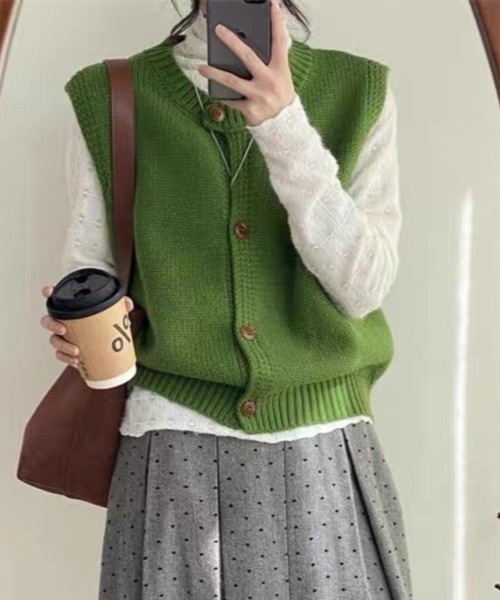 Beststore(ベストストア)の「【こなれ感演出】前開き ウッドボタン ニットベスト (全8色)(ベスト・レディース・ネイビー/ブルー/グリーン/アイボリー/グレー/レッド/ライトイエロー/パープル・FREE)」の18枚目の写真