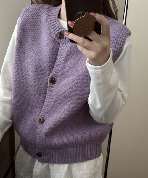 Beststore(ベストストア)の「【こなれ感演出】前開き ウッドボタン ニットベスト (全8色)(ベスト・レディース・ネイビー/ブルー/グリーン/アイボリー/グレー/レッド/ライトイエロー/パープル・FREE)」の22枚目の写真