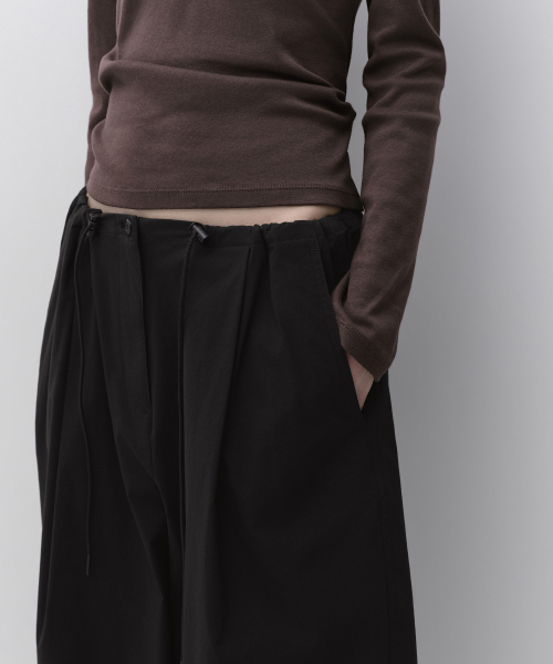MUSINSA STANDARD WOMAN（ムシンサスタンダードウーマン）の「ウィメンズバルーンパラシュートパンツ[ブラック]（スウェットパンツ・レディース・その他・24/26/28/30）」の5枚目の写真