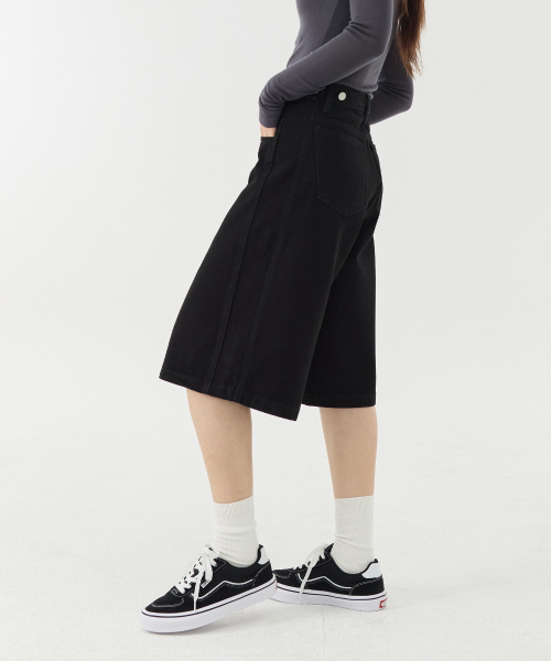 JINMANIA(ジンマニア)の「ボタンサイド切り替えワイド6部バミューダデニムパンツ(ブラック)(デニムパンツ・レディース・ブラック・SMALL/MEDIUM/LARGE/X-LARGE)」の3枚目の写真