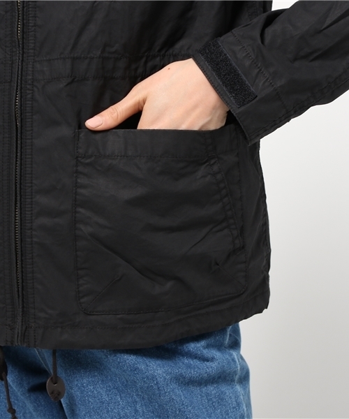 LBC（エルビーシー）の「ファミリーライン UNISEX コットンタイプライターマウンテンパーカー（マウンテンパーカー・レディース・ブラック/グリーン系その他/ブルー・LARGE/MEDIUM/SMALL）」の6枚目の写真