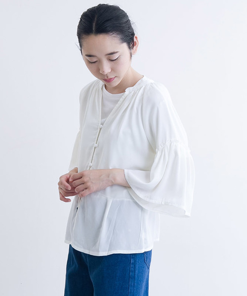 MERLOT（メルロー）の「フレアスリーブフロントボタンブラウス0049（シャツ/ブラウス・レディース・ブル－グレ－/ブラック/ブラウン/ホワイト/ベージュ・FREE）」の2枚目の写真