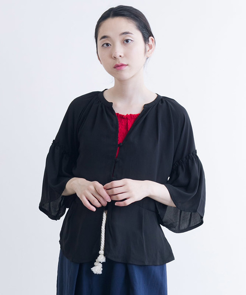 MERLOT（メルロー）の「フレアスリーブフロントボタンブラウス0049（シャツ/ブラウス・レディース・ブル－グレ－/ブラック/ブラウン/ホワイト/ベージュ・FREE）」の3枚目の写真