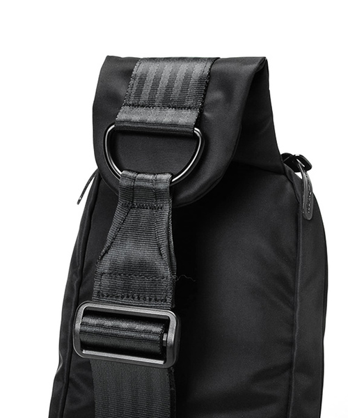 Manhattan Portage BLACK LABEL(マンハッタンポーテージ ブラックレーベル)の「BELT PKWY TWILL SLING CROSS BODY BAG(ボディバッグ/ウエストポーチ・メンズ・ブラック/ダークネイビー・SMALL)」の7枚目の写真