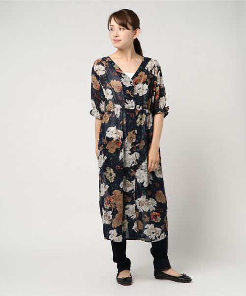 SpRay(スプレイ)の「5分袖花柄ガウン(カーディガン/ボレロ・レディース・ホワイト/ブラック/ネイビー・FREE)」の8枚目の写真