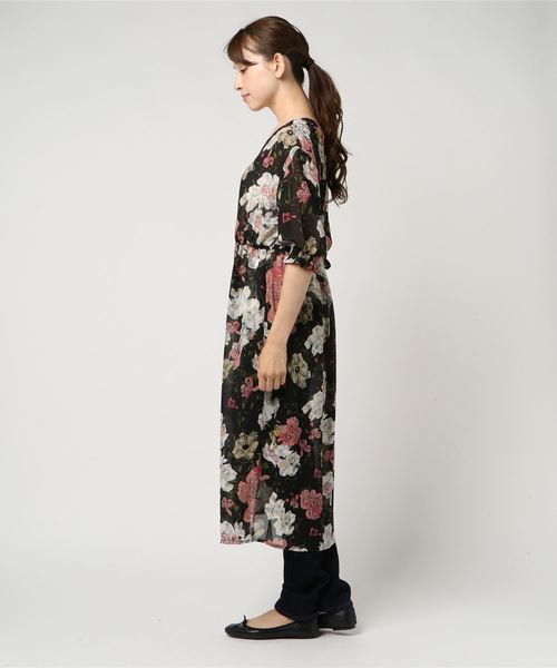 SpRay(スプレイ)の「5分袖花柄ガウン(カーディガン/ボレロ・レディース・ホワイト/ブラック/ネイビー・FREE)」の4枚目の写真