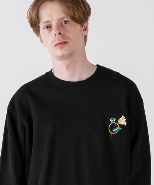 rehacer（レアセル）の「rehacer STAND : Flower Rose HW Sweat / フラワー ローズ ヘヴィーウエイト スウェット（スウェット・メンズ・ブラック/ネイビー/グレー/ブラック系その他5/ブラック系その他2/グレー系その他4/ブラック系その他4/グレー系その他3/グレー系その他5/グレー系その他2/ブラック系その他3/ブルー系その他3/ブルー系その他4/ブルー系その他5/パープル系その他4/ホワイト/ベージュ・SMALL/MEDIUM/LARGE/X-SMALL/X-LARGE）」の3枚目の写真