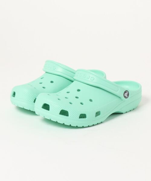 crocs（クロックス）の「クロックス  クラシック クロッグ サンダル / crocs Classic clog sandal（サンダル・レディース・ホワイト/ブラック/ネイビー/グレー/ピンク/ブロンズ/アーミー/バーガンディー/グリーン/ブラウン/ブルー/オレンジ/ミント/その他1/ライム/ブルー系その他/その他2/ブルー系その他2/グリーン系その他2/パープル系その他/グリーン系その他/レッド系その他/ピンク系その他4/ブルー系その他3/イエロー/ダークグリーン/オレンジ系その他/ホワイト系その他/ブルー系その他4/グリーン系その他3/オレンジ系その他2/ピンク系その他5/パープル/オレンジ系その他3/イエロー系その他/オレンジ系その他4/ブルー系その他5/イエロー系その他2/ベージュ/ブルー系その他7/ブルー系その他6/バイオレット/グリーン系その他4/フューシャピンク/カーキ/レモンイエロー/ピンク系その他6/レッド/レッド系その他2/グレー系その他/ピンク系その他7/ベージュ系その他/グリーン系その他5/パープル系その他2/ラベンダー/ブラウン系その他/モスグリーン/ピンク系その他3/ピンク系その他2/パープル系その他3・22cm/23cm/24cm/25cm/26cm/27cm/28cm/29cm/31cm/30cm/21cm）」の17枚目の写真